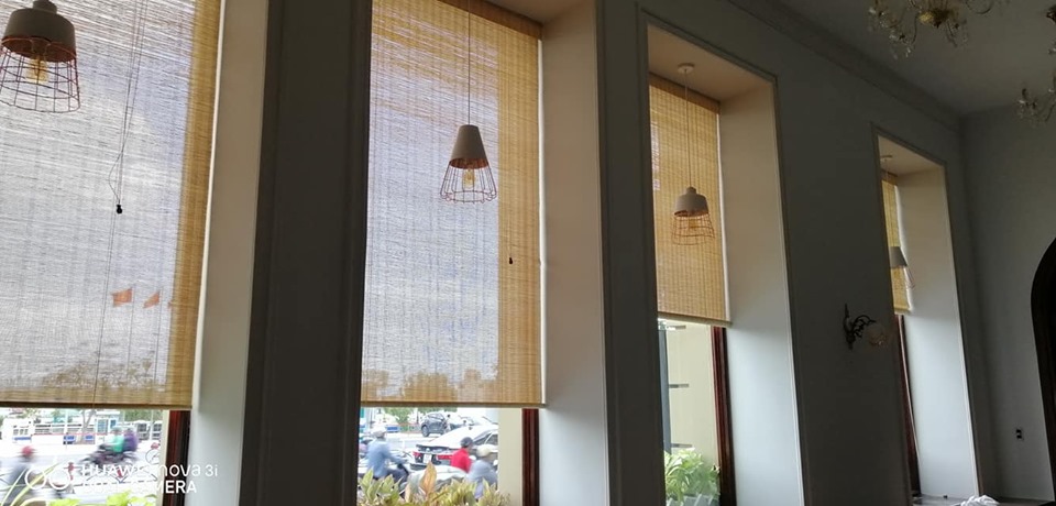 Màn cửa sổ lắp trong quán cà phê